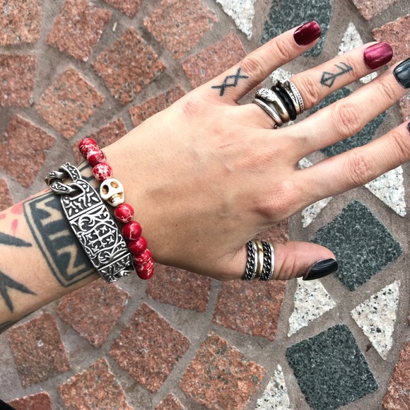 Red jasper white turquoise skull beaded bracelet - Picture 4 of 8